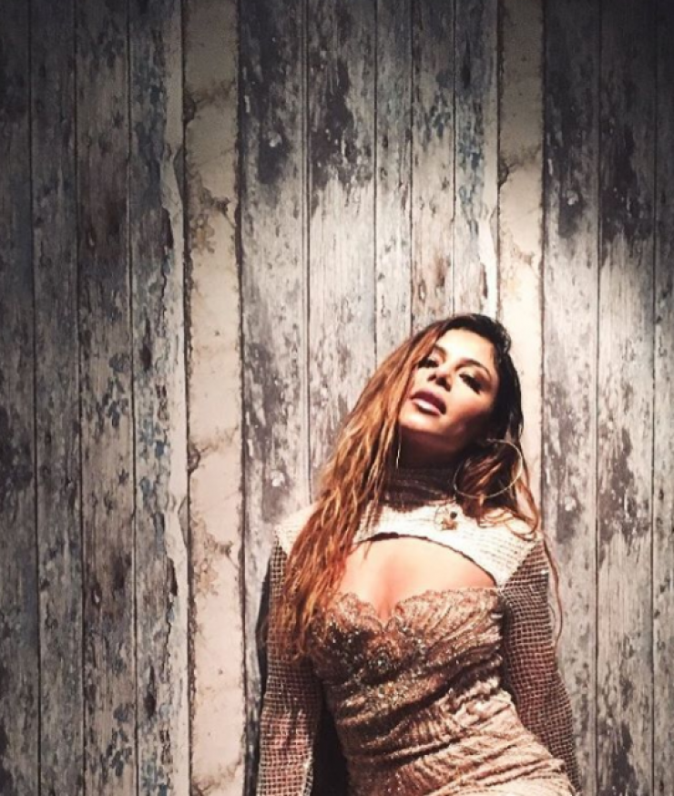 Ελευθερία Ελευθερίου: Ποζάρει πιο σέξι από ποτέ στην αυλή του σπιτιού της στην Κύπρο!