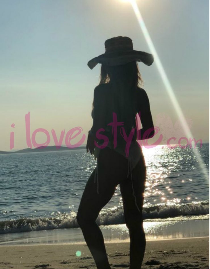 Σέξι Κύπρια απολαμβάνει το ηλιοβασίλεμα της Μυκόνου!