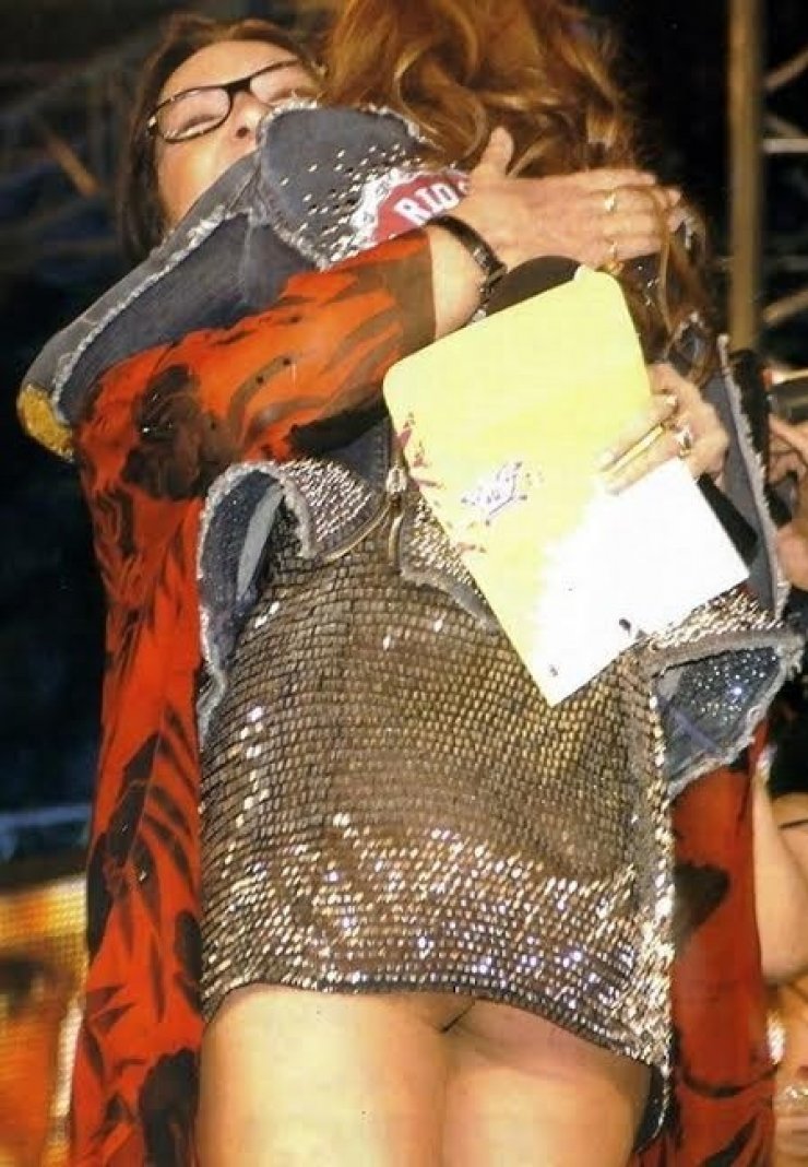 Η σέξι πίσω όψη Ελληνίδας τραγουδίστριας!