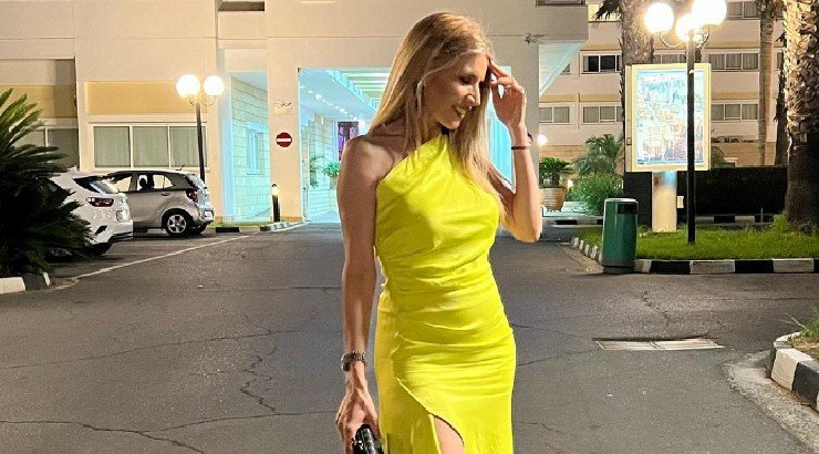 Έλενα Ανδρέου: Πόζαρε με μίνι εφαρμοστό φόρεμα στις διακοπές της και είδαμε τη φουσκωμένη της κοιλίτσα!