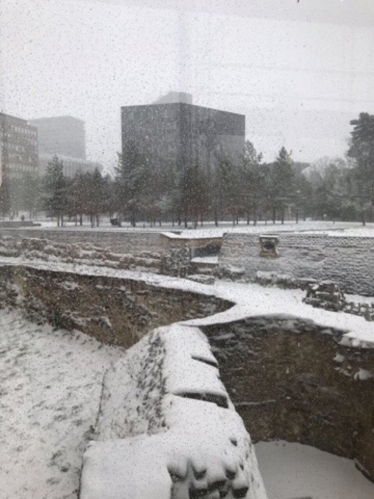 Ποια επώνυμη Κύπρια απολαμβάνει αυτό το υπέροχο κατάλευκο τοπίο! [εικόνες & βίντεο]