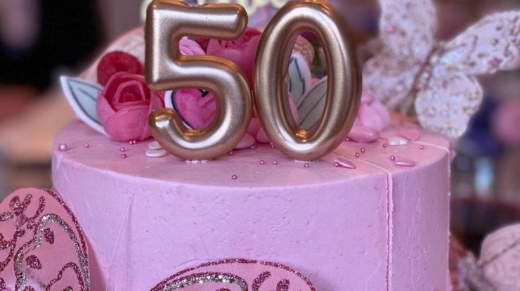 Γνωστή Κύπρια γιόρτασε τα 50 της χρόνια – Η ρομαντική έκπληξη από τον σύζυγό της!