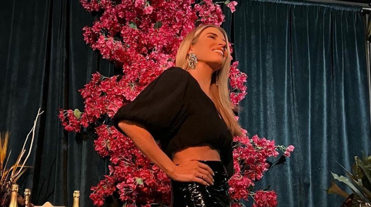 Έλενα Ανδρέου: Σου δείχνει πώς να προσθέσεις λάμψη σε ένα total black look