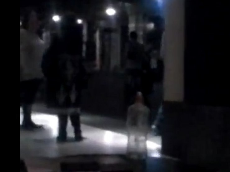 Έφοδος της Ελένης Λουκά στην παράσταση "Δαίμονες"