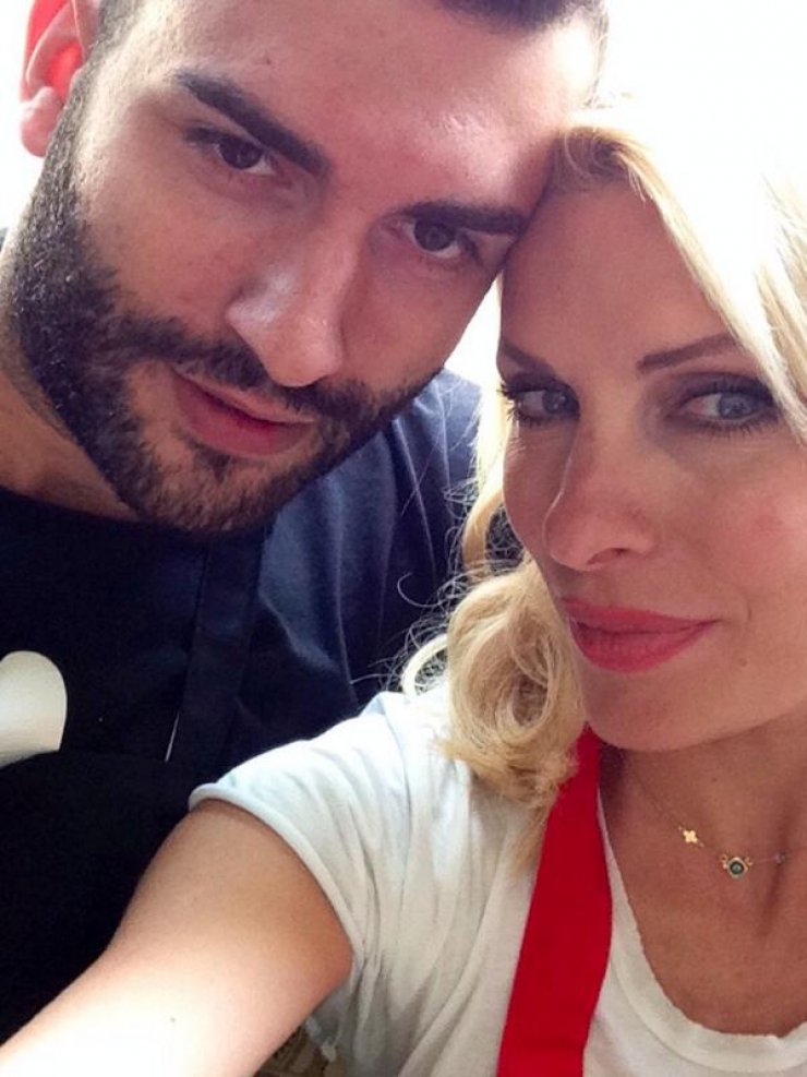 Η αληθινή σχέση της Μενεγάκη με τον αδερφό της