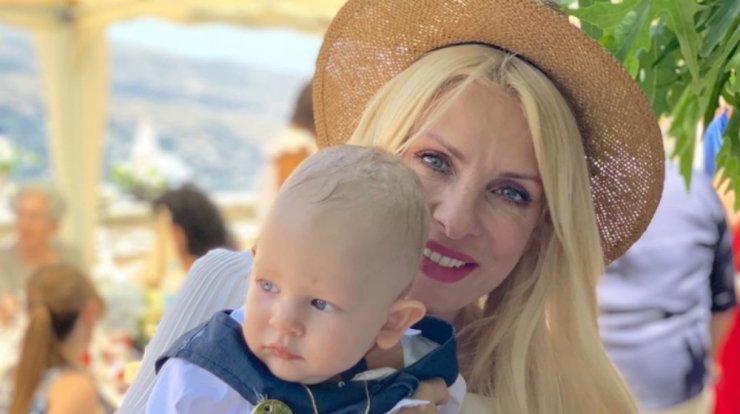 Ελένη Μενεγάκη: Η φωτογραφία με ένα πανέμορφο μωρό και το μυστήριο γύρω από αυτή 