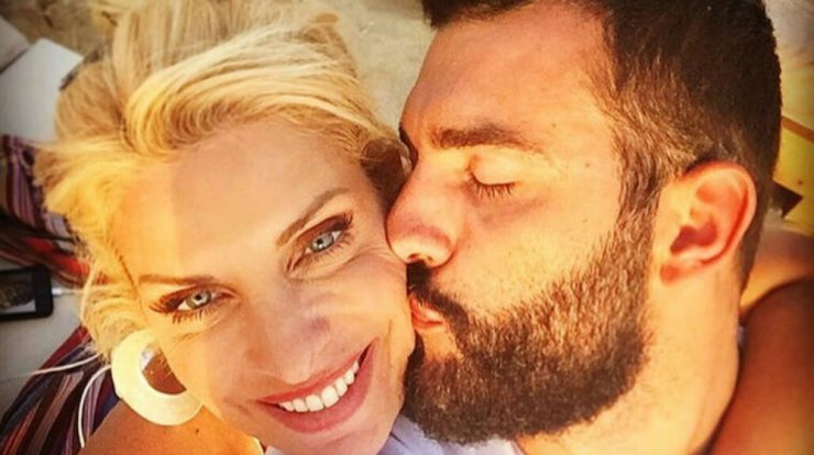 Βραδινή έξοδος για την Ελένη Μενεγάκη με τον αδερφό της