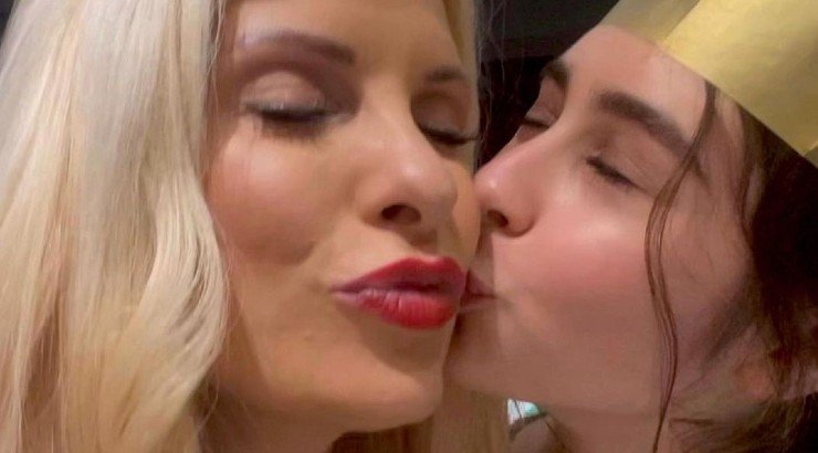 Η Λάουρα Λάτσιου έγινε 17 και η Ελένη Μενεγάκη της ευχήθηκε on air! [βίντεο]