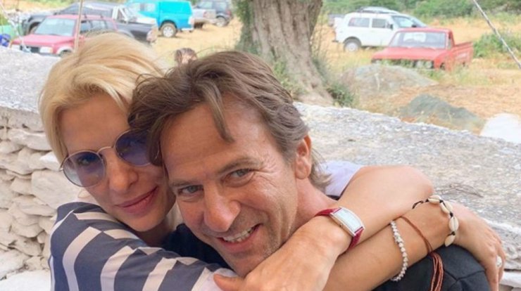 Ελένη Μενεγάκη: Επέστρεψε στην Άνδρο και ο Μάκης Παντζόπουλος την απαθανατίζει στον επίγειο παράδεισό της