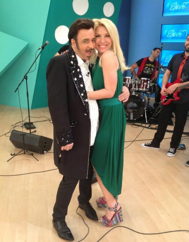 Απίστευτο: Δείτε την Ελένη Μενεγάκη να χορεύει τσιφτετέλι στο κέντρο της Αθήνας μαζί με το Μάρκο Σεφέρλη