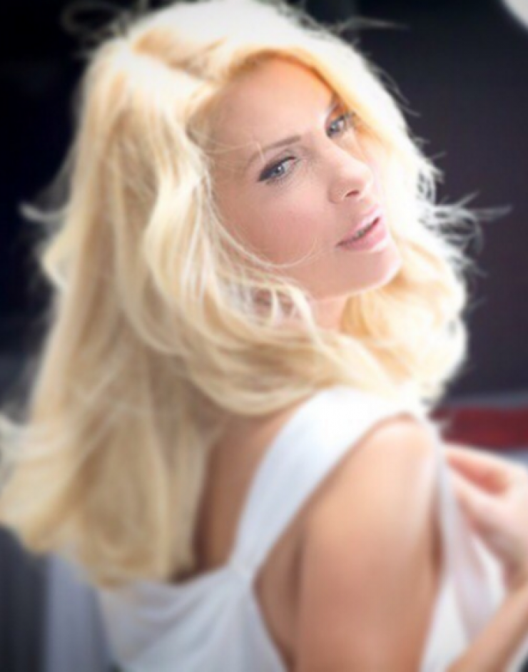 Πετάνε την Ελένη Μενεγάκη έξω από το σπίτι της!