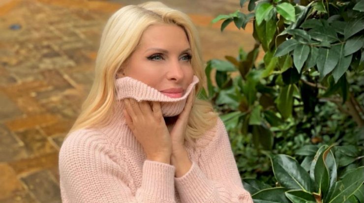 Τα στιλιστικά τρικ της Ελένης Μενεγάκη για cosy stay-at-home looks 