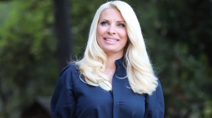 Ελένη Μενεγάκη: Ποζάρει πρώτη φορά στο πλευρό των νέων της συνεργατών! 