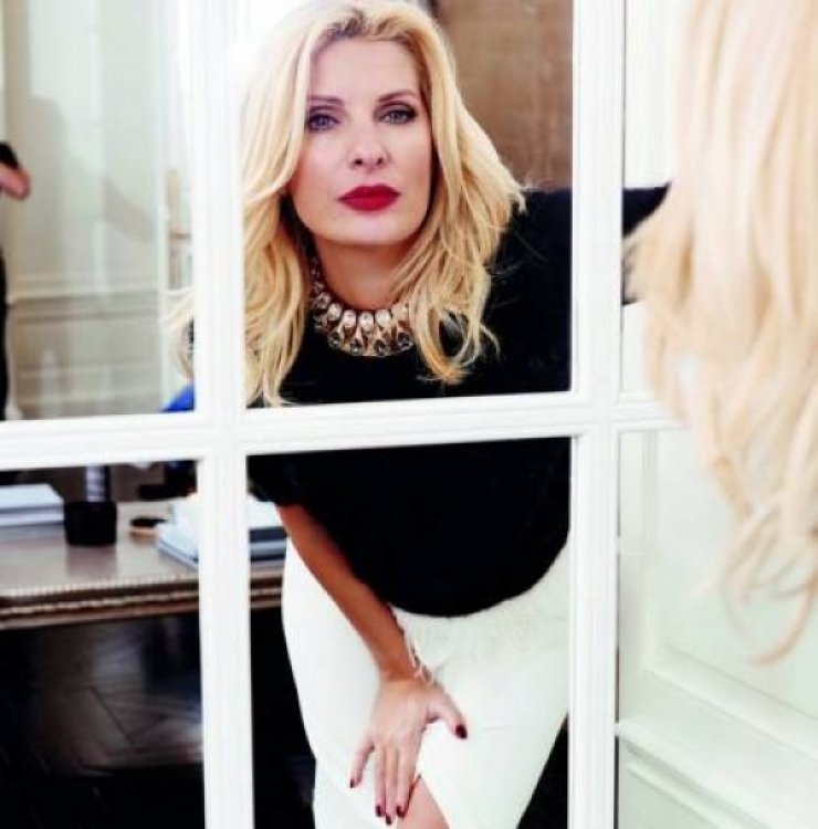 Ελένη Μενεγάκη: Οι φωτογραφίες αγκαλιά με τον Ματέο και οι κόρες της μπροστά στο Χριστουγεννιάτικο δέντρο!