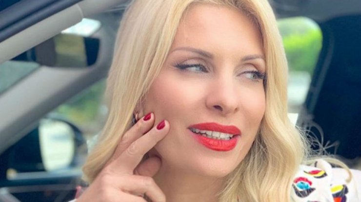 Η Ελένη Μενεγάκη ξεκίνησε τα μπάνια και είδαμε την πρώτη φωτογραφία της με μαγιό για φέτος!