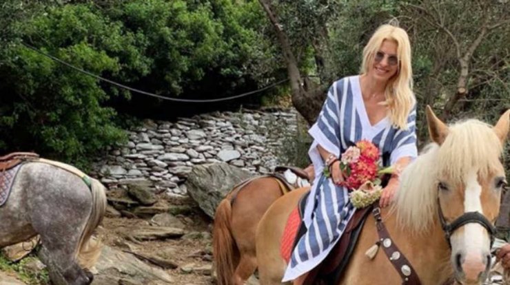 Ελένη Μενεγάκη: Πρωινές βουτιές στην Άνδρο με τη Βαλέρια στην πισίνα! [εικόνα]