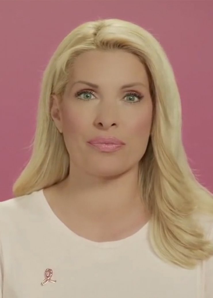 Η Ελένη Μενεγάκη στέλνει μήνυμα κατά του καρκίνου του μαστού [βίντεο]