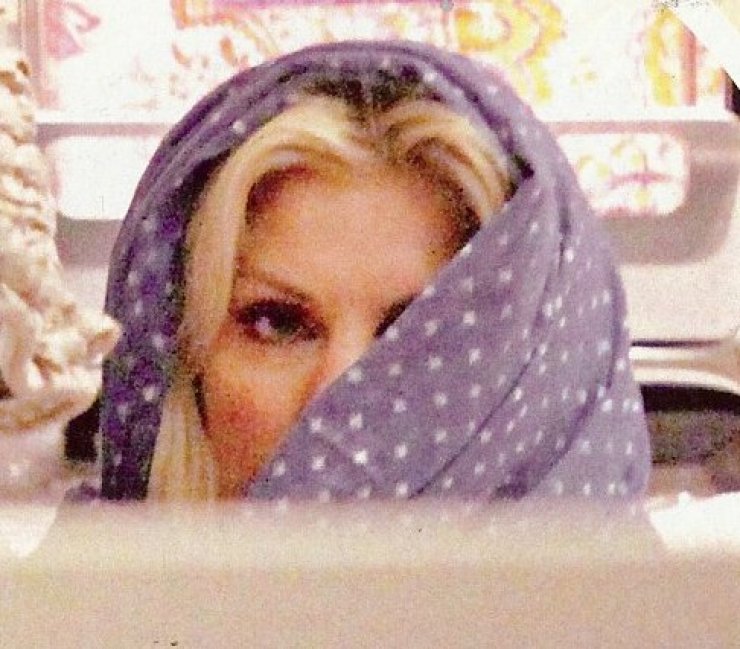 Πάλι με μαντήλα στο κεφάλι η Ελένη Μενεγάκη