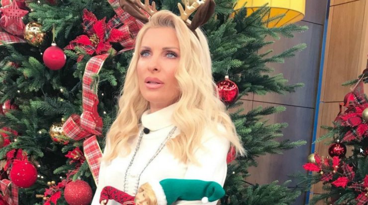 Ελένη Μενεγάκη: Δείτε την να ποζάρει μπροστά από το εντυπωσιακό δέντρο του σπιτιού της