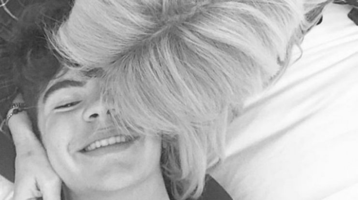 Ο Άγγελος Λάτσιος φωτογραφίζει τη μαμά του και μοιράζεται την εικόνα με τους διαδικτυακούς της φίλους