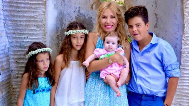 Ελένη Μενεγάκη: Άνοιξε το άλμπουμ των αναμνήσεων και μας έδειξε ανέκδοτες εικόνες με τα παιδιά της!