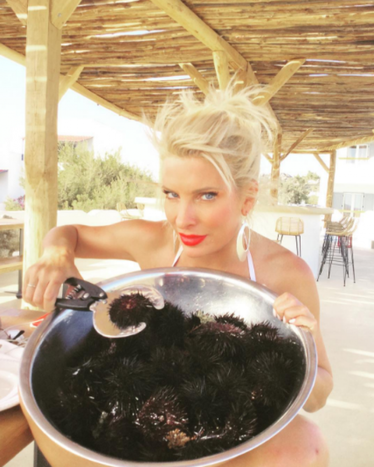 Ελένη Μενεγάκη: Με τις κόρες της και το Ματέο στη Νάξο! [βίντεο]