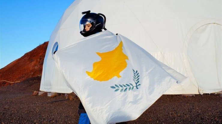 Συγκινεί η Ελένη Χαρίτωνος – Σήκωσε τη σημαία της Κύπρου στο πιο μεγάλο ηφαίστειο του πλανήτη