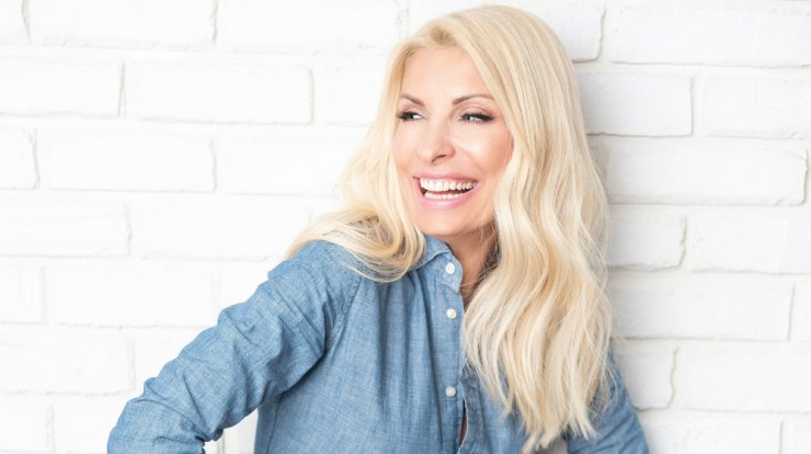 Η Ελένη Μενεγάκη έκλεισε τα 50 επιλέγοντας μια από τις μεγαλύτερες τάσεις του φετινού χειμώνα