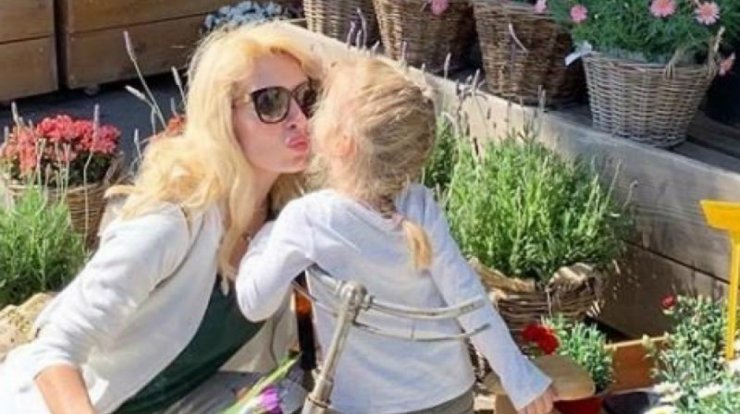 Ελένη Μενεγάκη: Αποκάλυψε on air πως την υποδέχεται η μικρή Μαρίνα όταν επιστρέφει στο σπίτι