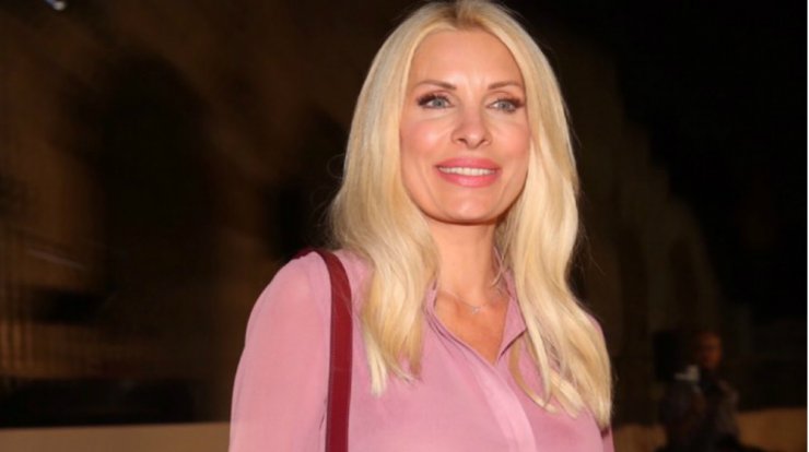 Η Ελένη Μενεγάκη μας υπενθύμισε πόσο στιλάτος είναι αυτός ο χρωματικός συνδυασμός