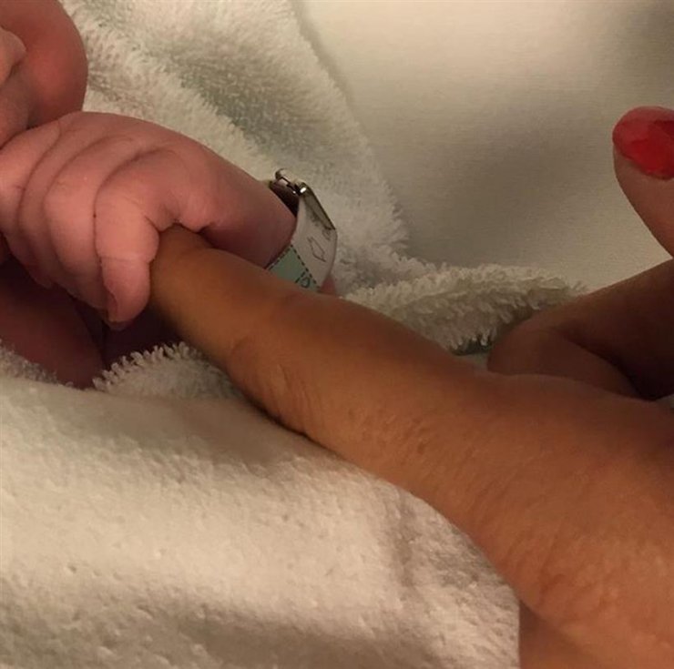 Η φωτογραφία Ελληνίδας παρουσιάστριας με το νεογέννητο μωρό!