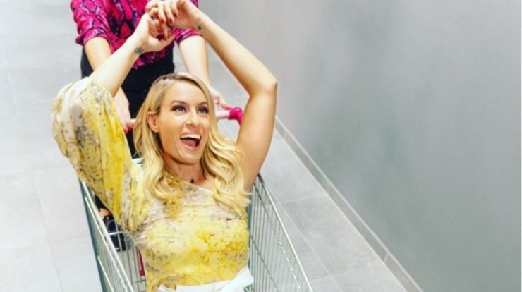 Ελεονώρα Μελέτη: Το εντυπωσιακό χριστουγεννιάτικο δέντρο στο σπίτι της που στόλισαν η μητέρα και η κόρη της [βίντεο]