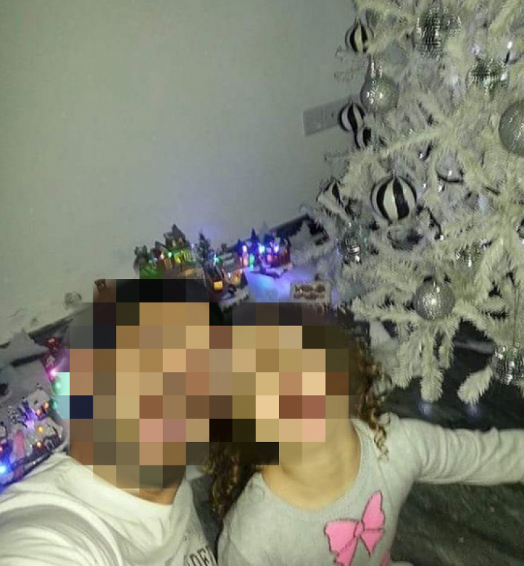 Κύπριος ποδοσφαιριστής με την κόρη του δίπλα στο χριστουγεννιάτικο δέντρο!