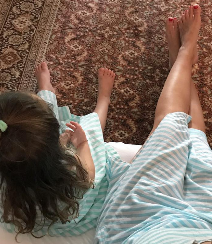 Πόσο γλυκό! Επώνυμη Ελληνίδα έβαλε το ίδιο φόρεμα με την κόρη της!