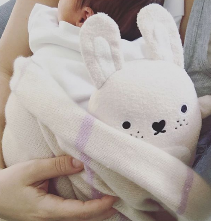 "Λιώσαμε": Επώνυμη Ελληνίδα έχει στην αγκαλιά της τη νεογέννητη κορούλα της!