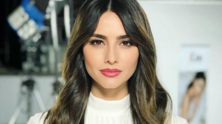 Ηλιάνα Παπαγεώργιου: Φόρεσε το φόρεμα που πρέπει να έχουμε στην transitional γκαρνταρόμπα μας