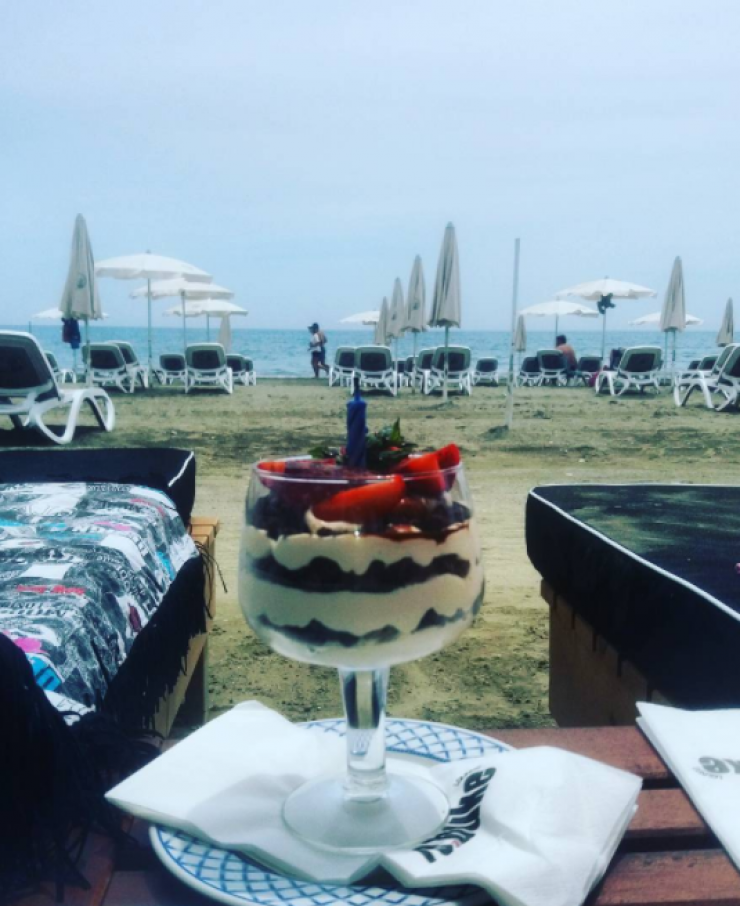 Επώνυμη Κύπρια γιόρτασε τα γενέθλια της στην παραλία!