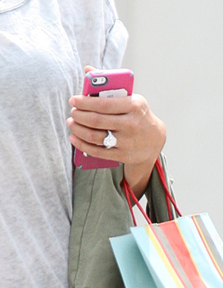 Ποια πρώην του Clooney έβαλε βέρα στο δεξί; [εικόνες]