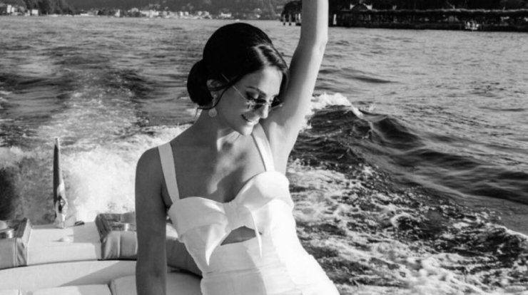 Έλις Μισιρλή: Η νυφική δημιουργία στην τελετή φέρει την υπογραφή σχεδιάστριας του νησιού