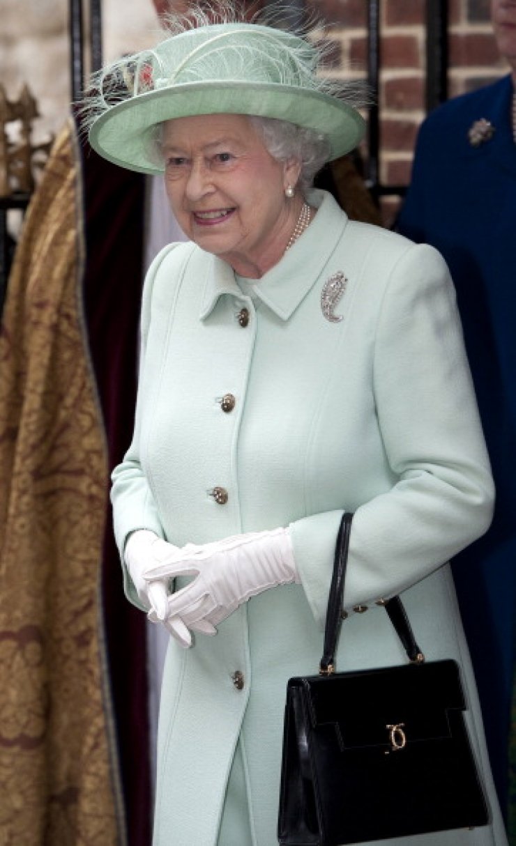  Πεθαίνει η βασίλισσα Ελισάβετ; Τι γίνεται με τη διαδοχή από τον William; 