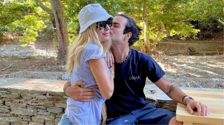 Ελένη Μενεγάκη: Που επέλεξε να βρεθεί με τον γιο της, Άγγελο, για το τριήμερο [εικόνες]