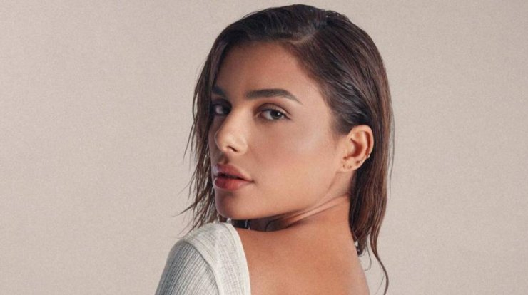 Ελευθερία Ελευθερίου: Την "τσακώσαμε" σε παραλία του Πρωταρά [εικόνες]