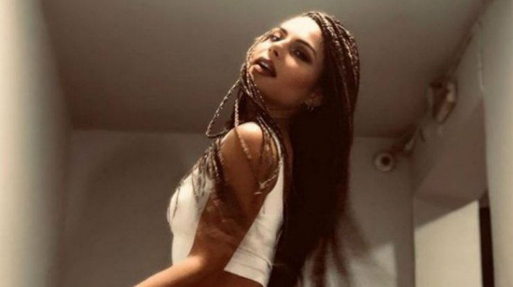 Ελευθερία Ελευθερίου: Ποζάρει στο σπίτι της στην Κύπρο με το εντυπωσιακό νέο της hair look! [εικόνες]