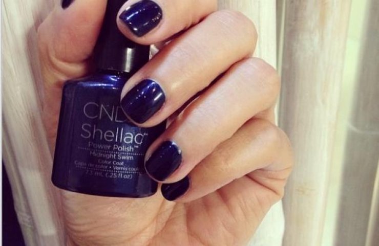 Ποια τραγουδίστρια έβαψε τα νύχια της με αυτό το χρώμα;