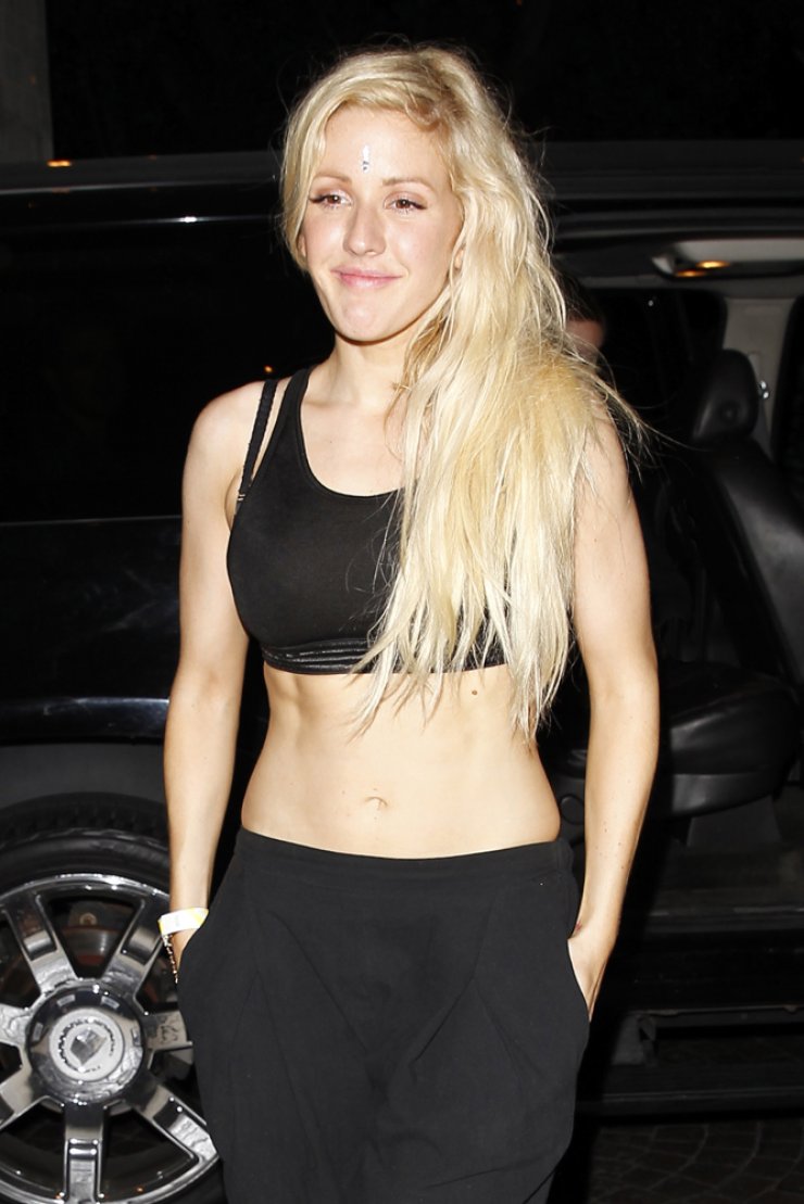 Διάσημη τραγουδίστρια βγάζει έξω τους κοιλιακούς της [εικόνες]