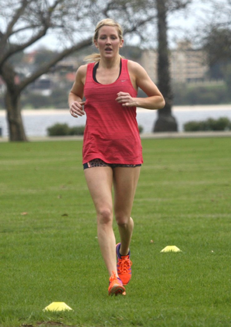 Ποια γνωστή τραγουδίστρια γυμνάζεται στη μέση του πάρκου; [εικόνες]