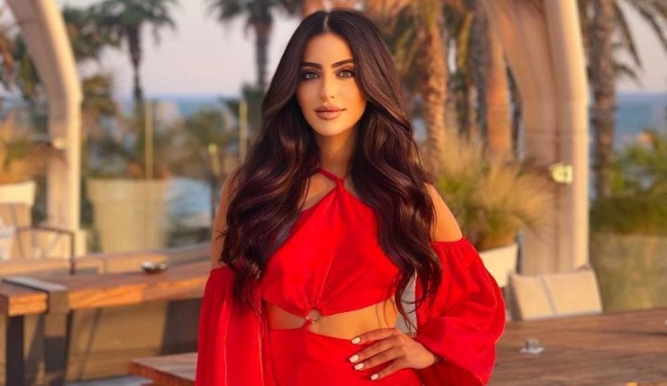 Ιζαπέλλα Έλληνα: Ποιους οίκους μόδας εμπιστεύτηκε για την εμφάνισή της στη βάφτιση των παιδιών της