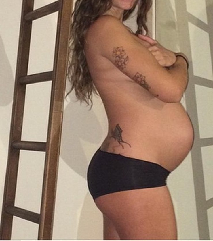 Ελληνίδα εγκυμονούσα φωτογραφήθηκε ημίγυμνη!