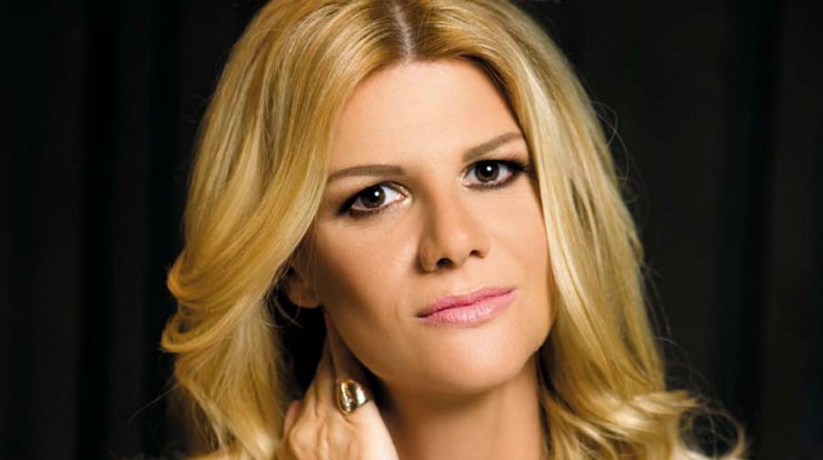 Δείτε την Έλσα Αναστασιάδη - Λούτσιου να χορεύει ζεϊμπέκικο [βίντεο]