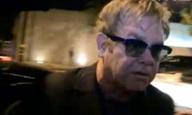 Άγρια επίθεση του Elton John σε τηλεοπτικά συνεργεία και φωτογράφους [video]